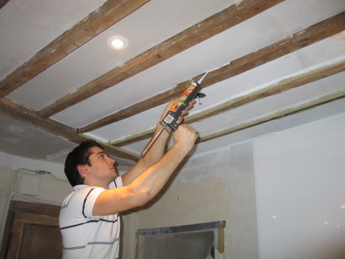 Isolation entre poutre plafond